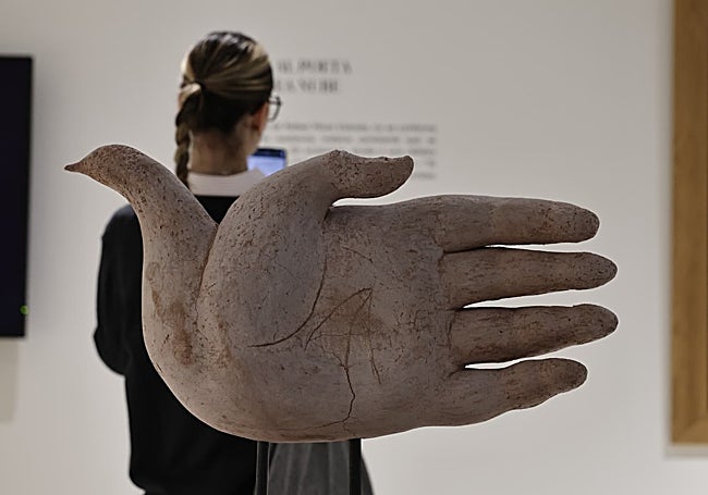 Maqueta en terracota de la 'Paloma Quiromántica' realizada en bronce por Seguiri a partir de un dibujo de Pérez Estrada.